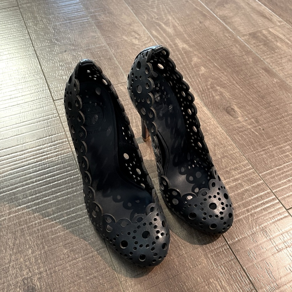 TORY BURCH Verity Laser Cut Scalloped Circles Navy Leather Pumps, Size 5